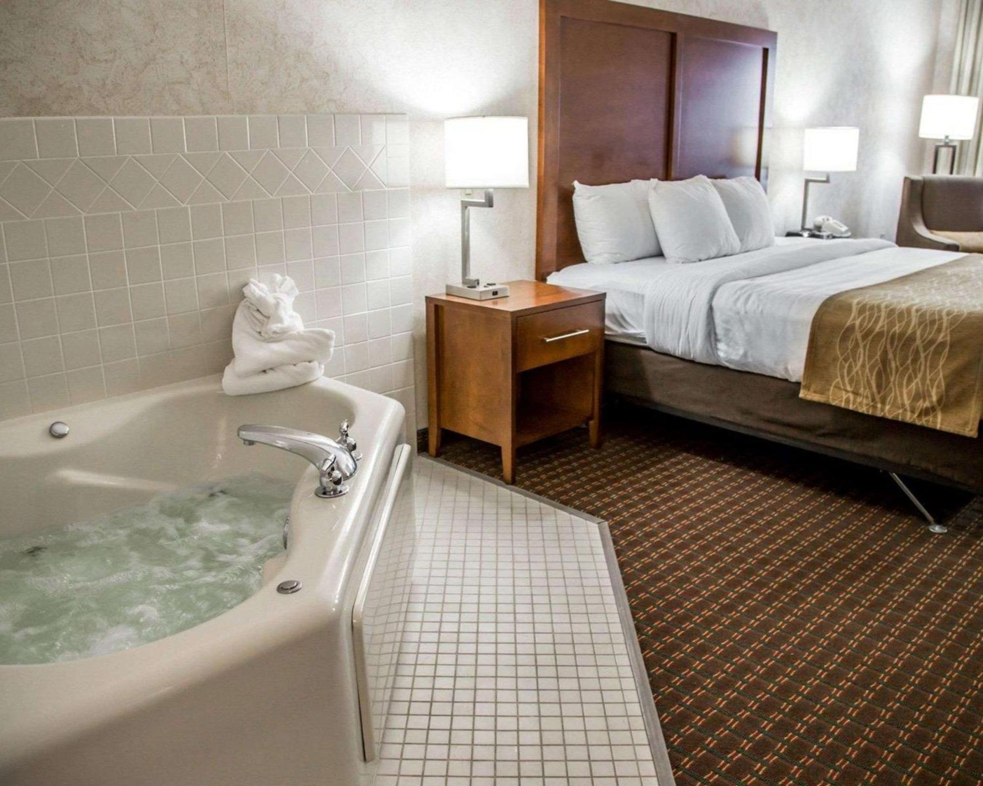 Comfort Inn & Suites Riverview Near Davenport And I-80 Le Claire Exteriör bild