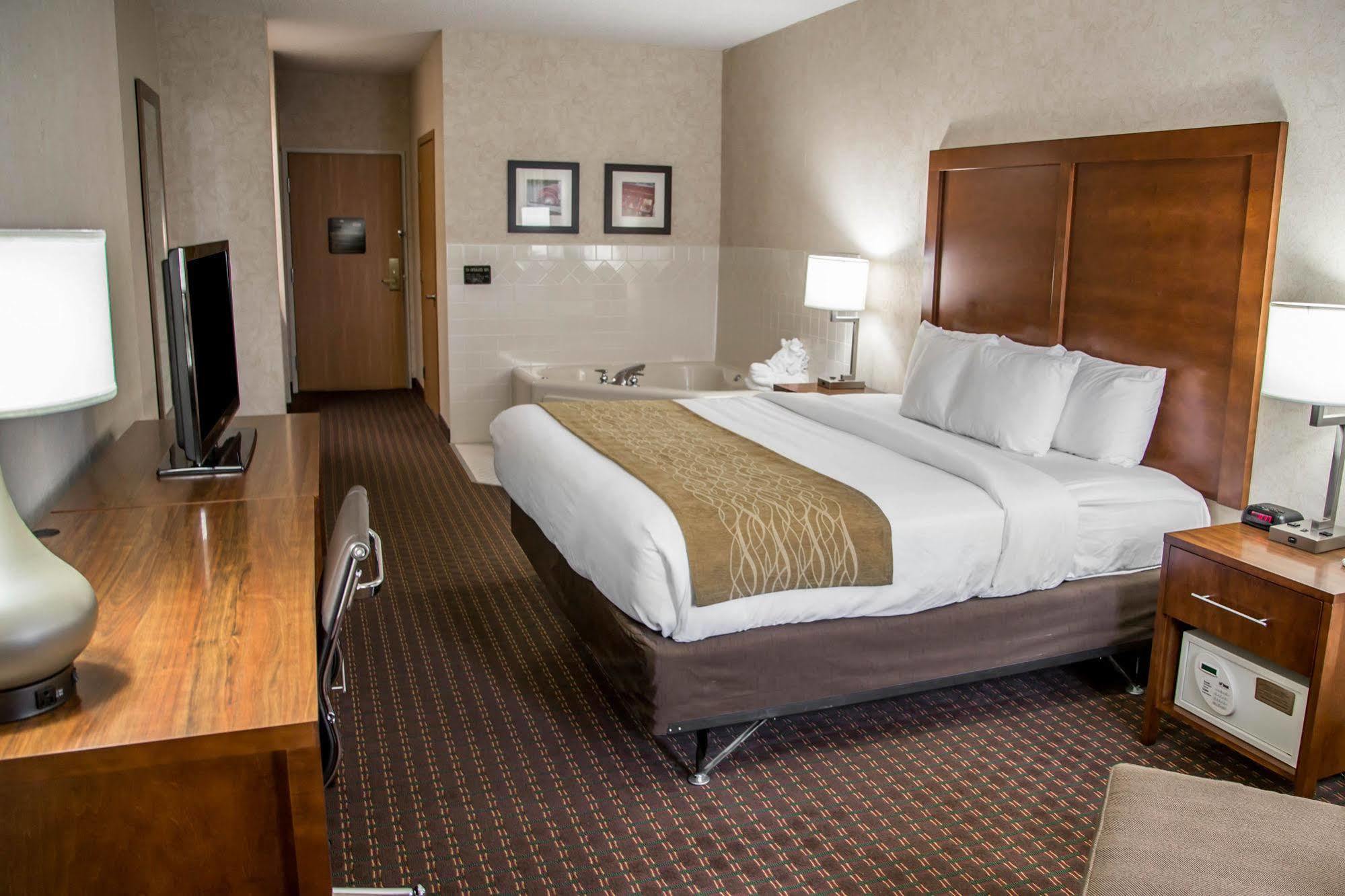 Comfort Inn & Suites Riverview Near Davenport And I-80 Le Claire Exteriör bild